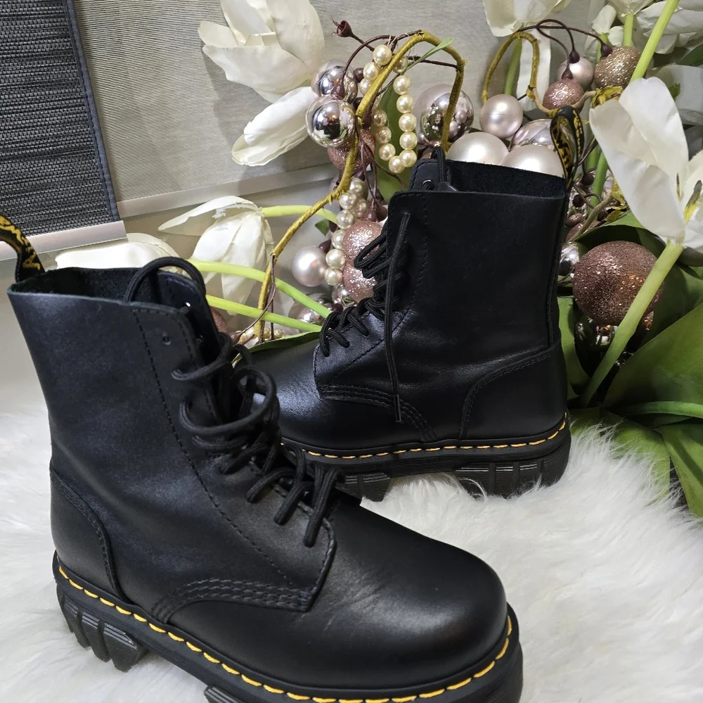 Dr. Martens womens Audrick 8-eye BootSize7Color: Black Nappa. New
